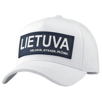 Balta kepurė su užrašu „Lietuva – Keliauk. Atrask. Pažink.“ ant mėlyno fono