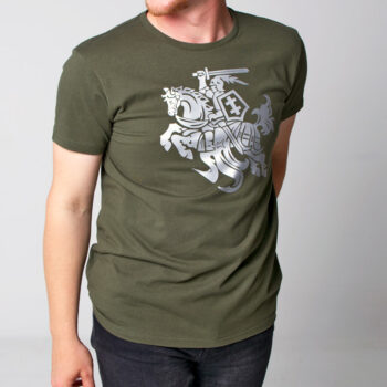 Chaki marškinėliai su Vyčiu ant modelio