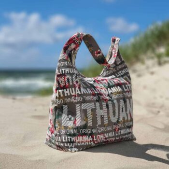Lithuania rankinė su gėlių raštu paplūdimyje