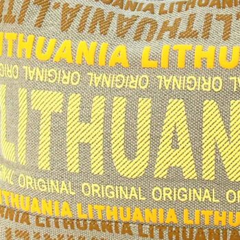 Lithuania rankinės audinio detalė su geltonu užrašu