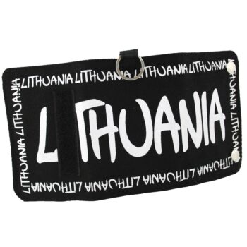 Juoda Lithuania piniginė išskleista su užrašu ir žiedu