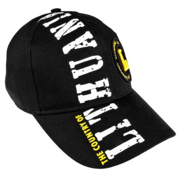 Juoda kepurė su baltu „LITHUANIA“ užrašu per viršų ir geltonu akcentu „THE COUNTRY OF“