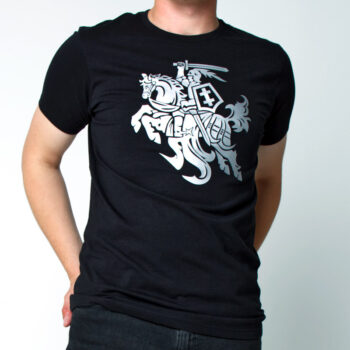 Juodi marškinėliai su Vyčiu ant modelio