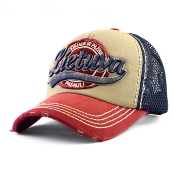 Retro stiliaus keliautojų kepurė Lietuva su užrašu „Keliauk ir pažink pasaulį“