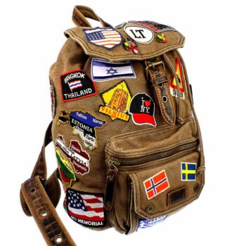 Kuprinė su įvairiais antsiuvais ir Lietuvos atributika