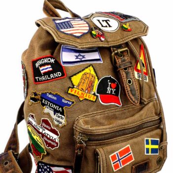 Kuprinė su įvairiais antsiuvais ir Lietuvos žemėlapio antsiuvu