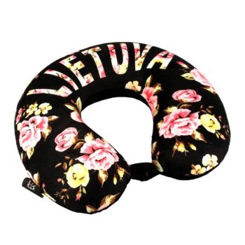 Juoda kelioninė pagalvėlė su gėlėmis ir užrašu „Lietuva“