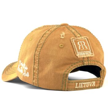 Smėlio spalvos kepurė su užrašu „Lietuva – įkvėptas kelionių“ ir išsiuvinėtu logotipu ant nugarėlės