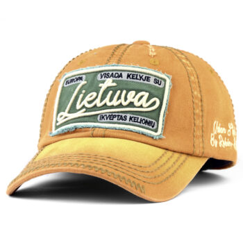 Geltona kepurė su žaliu lopu ir užrašu „Lietuva – įkvėptas kelionių“