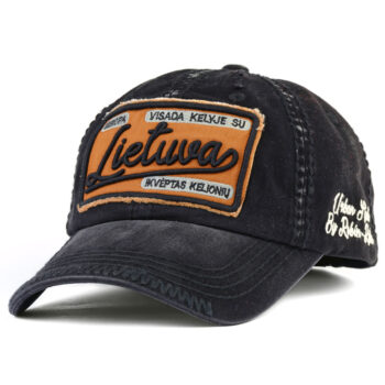 Juoda kepurė su užrašu „Lietuva – Įkvėptas kelionių“