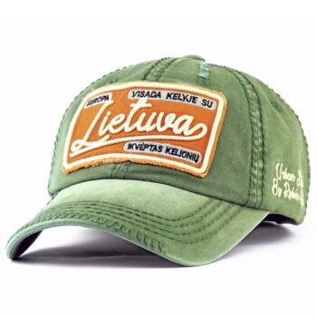Žalia kepurė su užrašu „Lietuva – Įkvėptas kelionių“ ir nutrintais kraštais