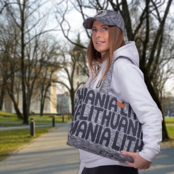 Moteris nešioja pilką Lithuania rankinę su užrašu Lithuania