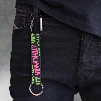 raktų pakabukas lithuania neon prisegtas prie džinsų