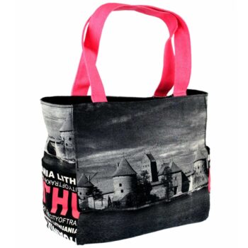 Rankinė su Trakų pilimi iš šono