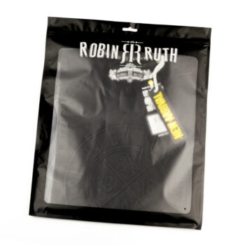 Įpakuoti juodi marškinėliai Lietuva su užrašu „Istorija tęsiasi“, Robin Ruth pakuotėje