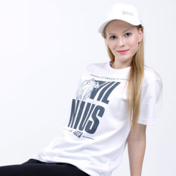 Vilnius organinės medvilnės marškinėliai ant modelio