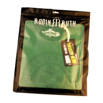 Žali marškinėliai Lietuva 1918 pakuotėje, su etiketėmis ir „Robin Ruth“ logotipu