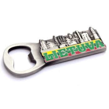 Metalinis suvenyras „Lietuva“ su butelio atidarytuvu ir senamiesčio vaizdu