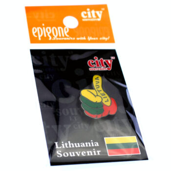 Metalinis trispalvės spalvų ženkliukas „LIETUVA“ su rankos ženklu