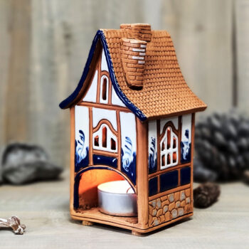 keraminė žvakidė namelis su žvake mėlynas