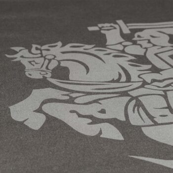 Vyčio spaudos detalė ant pilkų marškinėlių