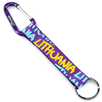 violetinis raktų pakabukas lithuania su geltonu užrašu ir karabinu