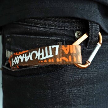 raktų pakabukas lithuania rudas prisegtas prie džinsų