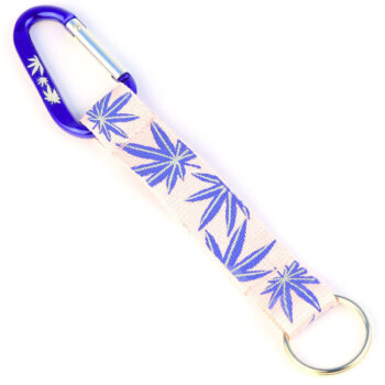 rožinis raktų pakabukas su mėlynais lapais ir karabinu