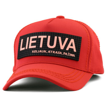Raudona kepurė su užrašu Lietuva – Keliauk. Atrask. Pažink