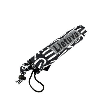 Sulankstytas skėtis su užrašu „Lietuva“ juodai baltame dėkle