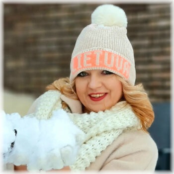 Moteris su smėlio spalvos kepure LIETUVA žiemą