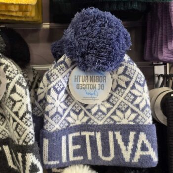 Trumpa žieminė kepurė prekyboje