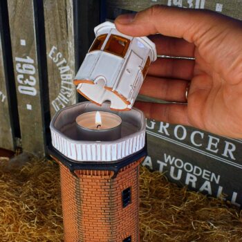 Uostadvario švyturys žvakidė su atidarytu viršumi ir įdėta žvake