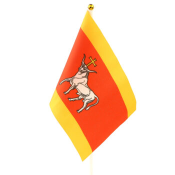 Kauno miesto stalo vėliavėlė su stiebu, raudoname fone pavaizduotas baltas tauras su auksiniu kryžiumi