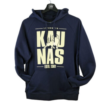 Mėlynas džemperis su Kauno simbolika pakabintas ant pakabos