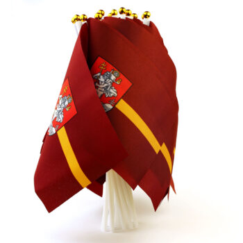 Daug rankinių Vilniaus miesto vėliavėlių su herbu