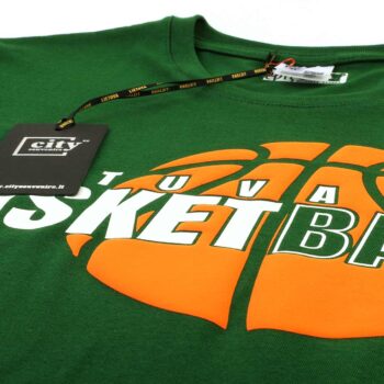 Lietuva Basketball žali marškinėliai iš arti su oranžiniu kamuoliu ir City Souvenirs etikete