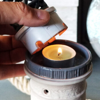 Žvakės įdėjimas į švyturio žvakidę